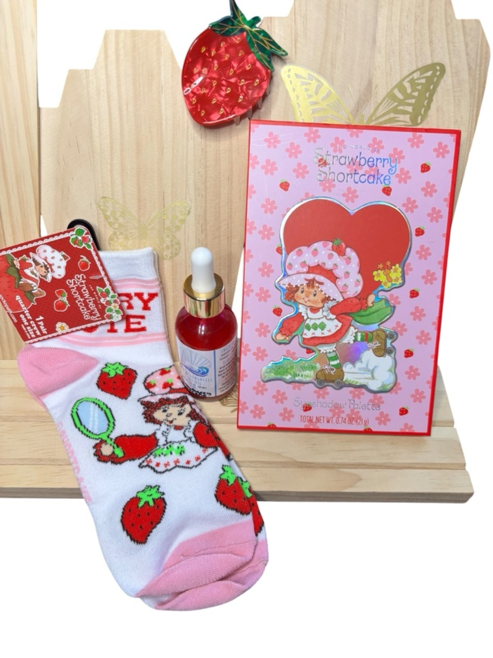 Strawberry Shortcake Bundle - 4 Pieces, Eyeshadow, Socks, Body oil, hairclip - Picture 7 of 7